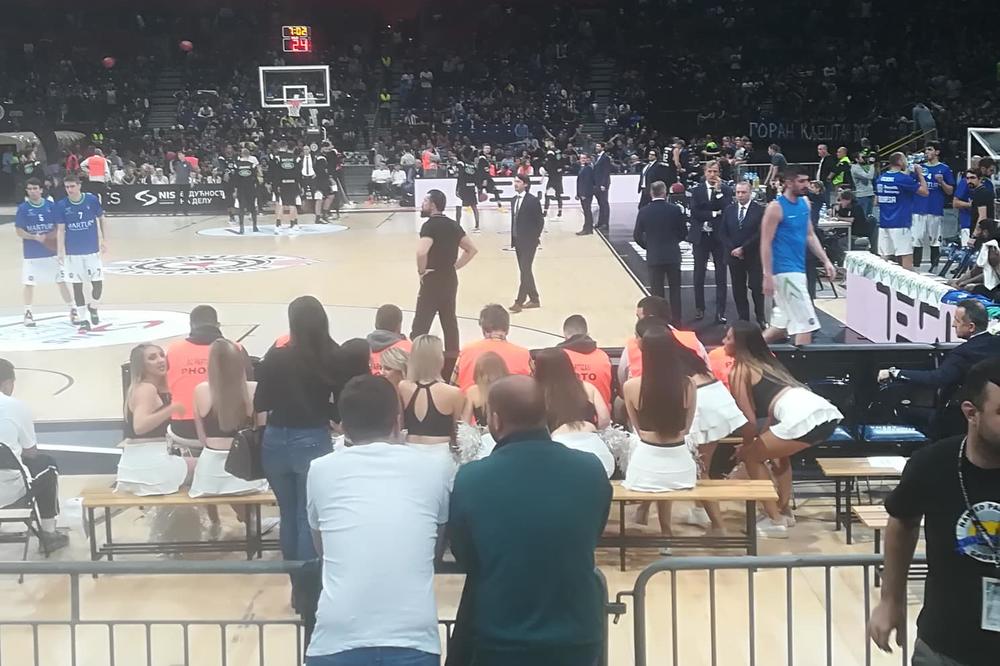 KADA SU SE POJAVILE NASTAO JE HAOS U ARENI: Crno-bele devojke su očarale celu Evropu!