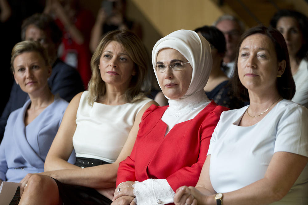 ERDOGANOVA SUPRUGA IZAZVALA HAOS U BEOGRADSKOM KAFIĆU! Upalo naoružano obezeđenje!