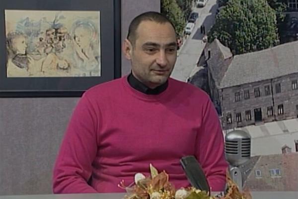 DIREKTOR OSNOVNE ŠKOLE U SRBIJI DIRAO UČENICU ZA GRUDI! Dobio je SMEŠNU KAZNU iako je posedovao DEČJU PORNOGRAFIJU