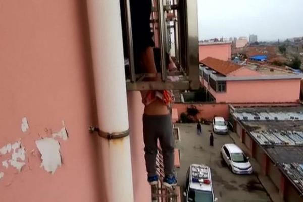 SREĆA U NESREĆI: Dečak umalo pao sa 4. sprata, ali glava mu se zaglavila među šipkama! Pogledajte kako je spašen