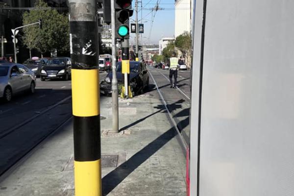 KARAMBOL NA UGLU NEMANJINE I KNEZA MILOŠA! Auto se zakucao u BANDERU, ima povređenih (FOTO)