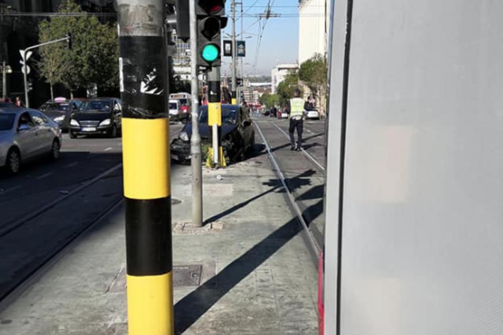 KARAMBOL NA UGLU NEMANJINE I KNEZA MILOŠA! Auto se zakucao u BANDERU, ima povređenih (FOTO)