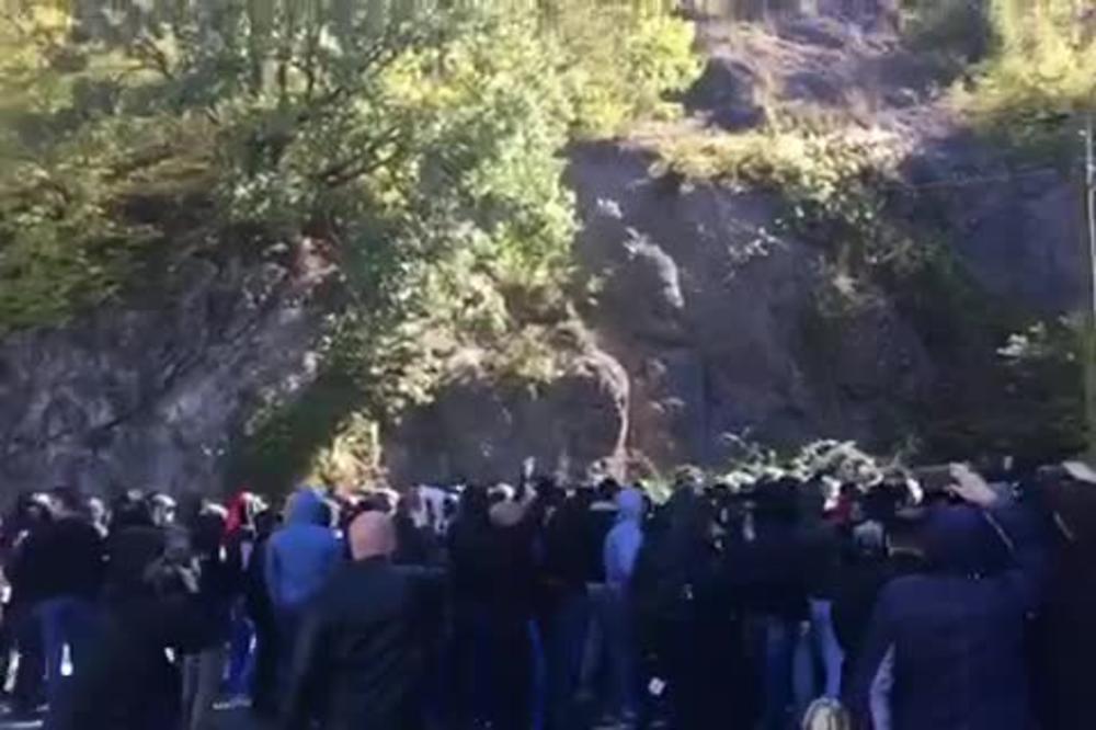 DELIJAMA SE NIMALO NIJE SVIDELA SITUACIJA NA JARINJU: Navijači odmah pokazali svoje nezadovoljstvo!