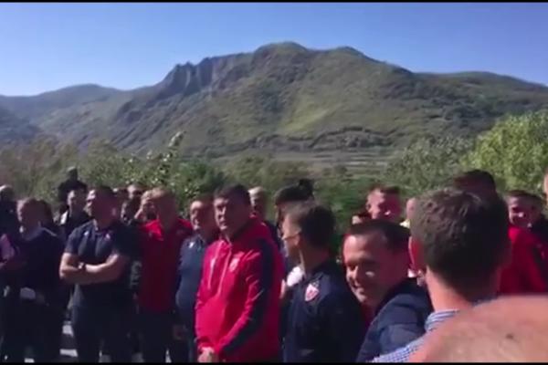 DELIJE NAPRAVILE HAOS NA GRANICI: Proradio srpski inat, navijači Zvezde stavili kosovsku policiju na neviđene muke!