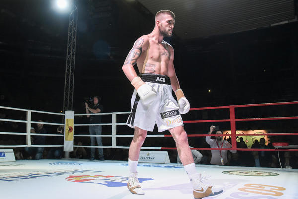 HTEO SAM DA BOKSUJEM, MAKAR JEDNOM RUKOM, ALI DŽABE: Veljko Ražnatović otkazao naredni meč zbog povrede!