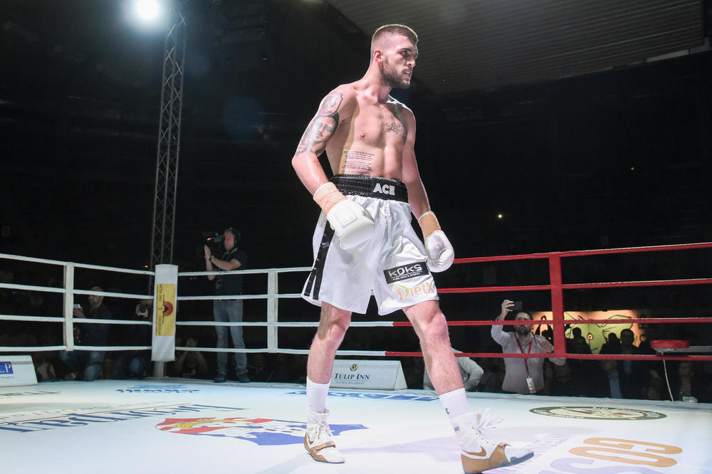 HTEO SAM DA BOKSUJEM, MAKAR JEDNOM RUKOM, ALI DŽABE: Veljko Ražnatović otkazao naredni meč zbog povrede!