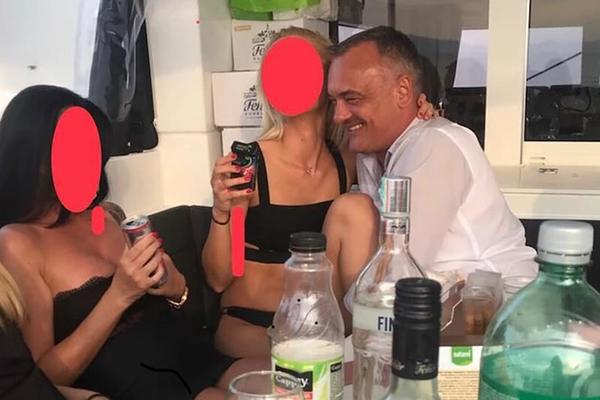 GRADONAČELNIK NA JAHTI OKRUŽEN PROSTITUTKAMA: Neviđen SKANDAL dogodio se neposredno pre IZBORA (FOTO)