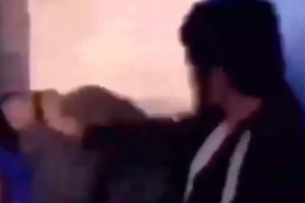 ROBIJAŠI UBIJAJU ČOVEKA OD BATINA, ON CVILI I PREKLINJE: Molim vas, pustite me, ne mogu više! (VIDEO)