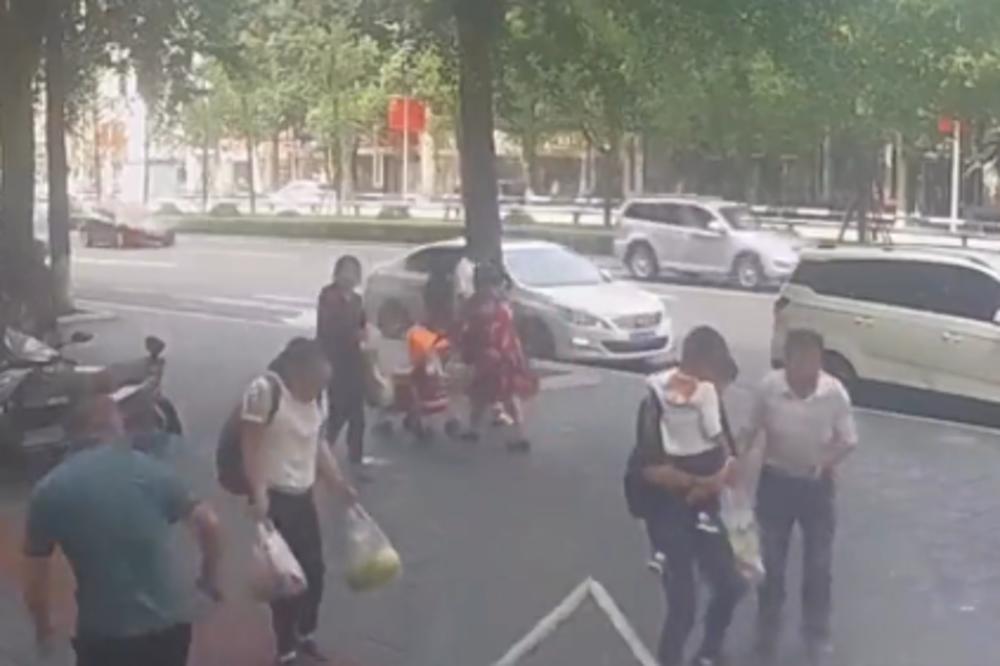 NAJJEZIVIJI SNIMAK NA INTERNETU: Devojčica se zakucala za pod nakon što je na nju pao prozor (VIDEO)