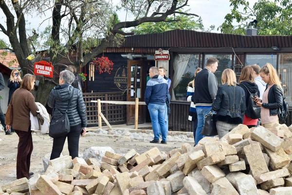 PORODICI DEMŠA ZAZIDAN ULAZ U KUĆU! Saša je umro od stresa jer su hteli da ih izbace iz doma na GARDOŠU