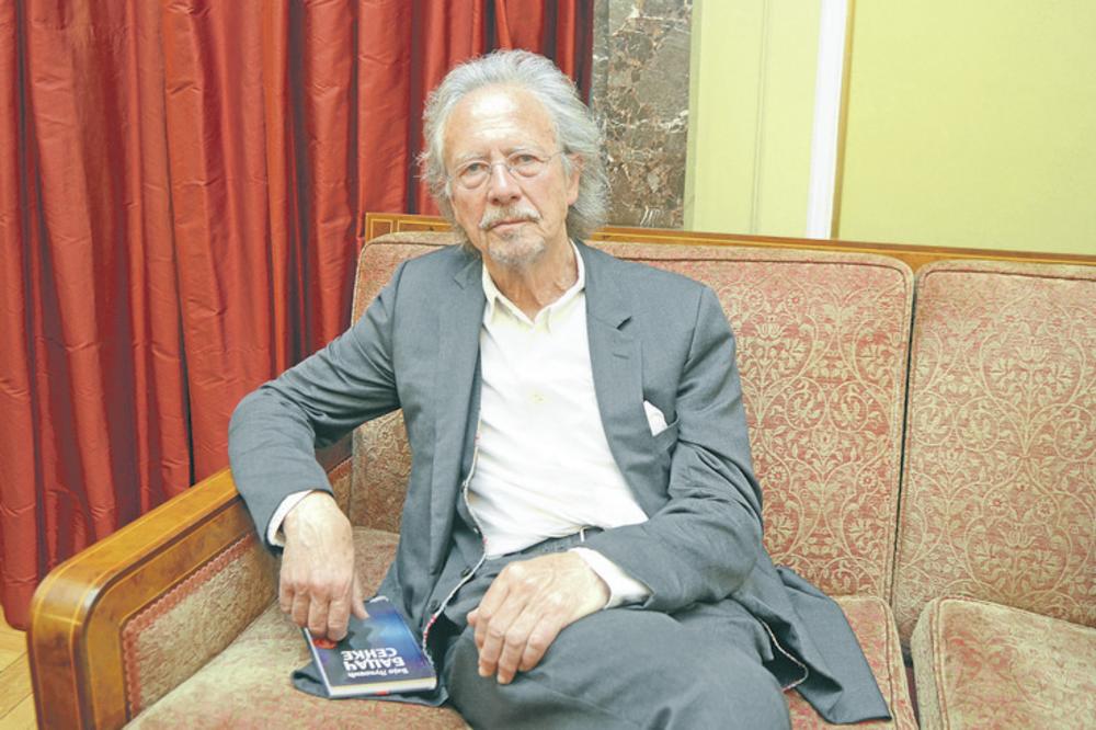 AMERIČKI PISCI BESNI ZBOG NAGRADE ZA HANDKEA: SRAMOTA! Nobel u rukama ČOVEKA koji je VELIČAO GENOCIDNE LIDERE!