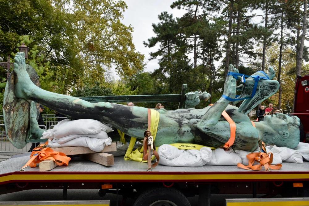 NAROD PRAVI SELFIJE SA POBEDNIKOM! U ležećem položaju je, seli se u Smederevo (FOTO)