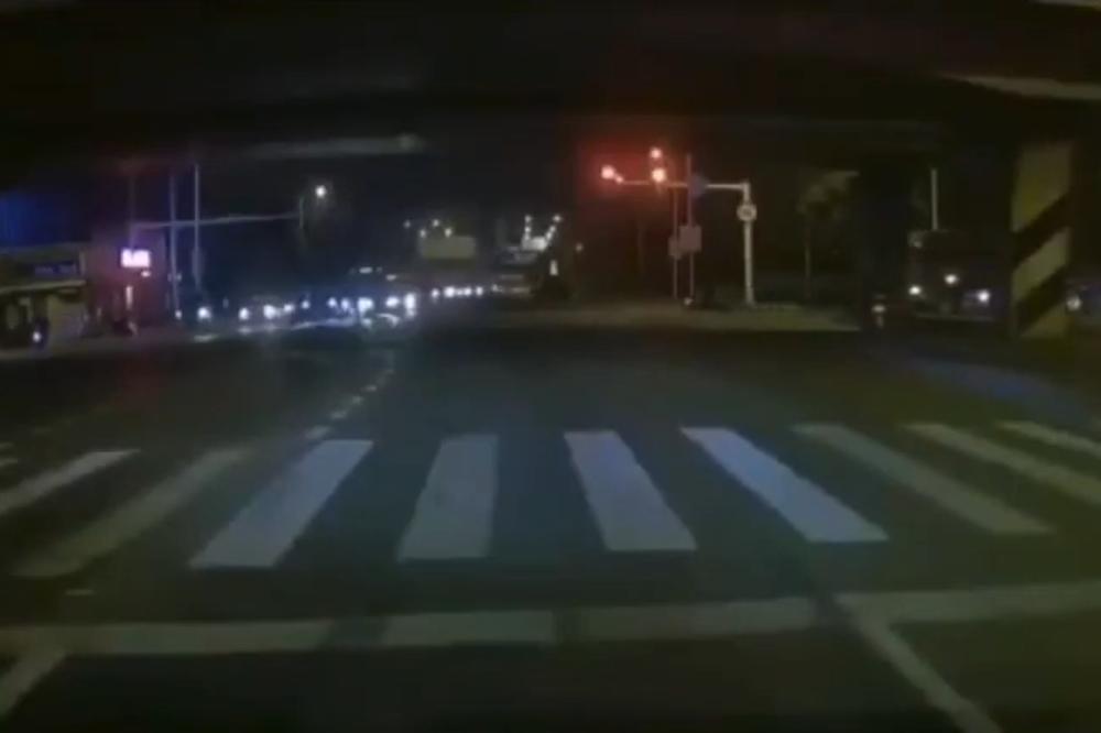 STRAVIČNO RUŠENJE NADVOŽNJAKA U KINI: Pao na tri automobila i ubio TRI OSOBE! Snimak je JEZIV (VIDEO)