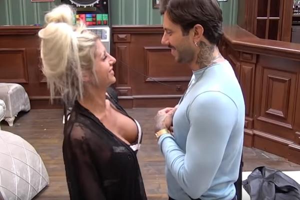 JANJUŠ PODIGAO POKRIVAČ DA VIDI AKCIJU FILIPA I IVANE: Šopićeva odmah skočila, sve se VIDELO!