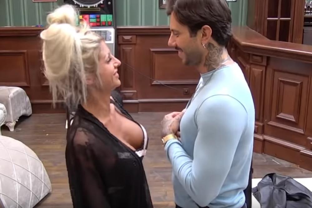 JANJUŠ PODIGAO POKRIVAČ DA VIDI AKCIJU FILIPA I IVANE: Šopićeva odmah skočila, sve se VIDELO!