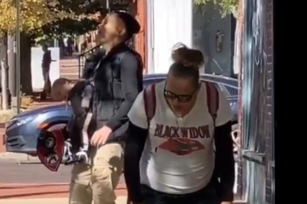 UZNEMIRUJUĆE: Roditelji JEDVA HODAJU koliko su DROGIRANI, a njihova BEBA takođe izgleda OMAMLJENO (VIDEO)