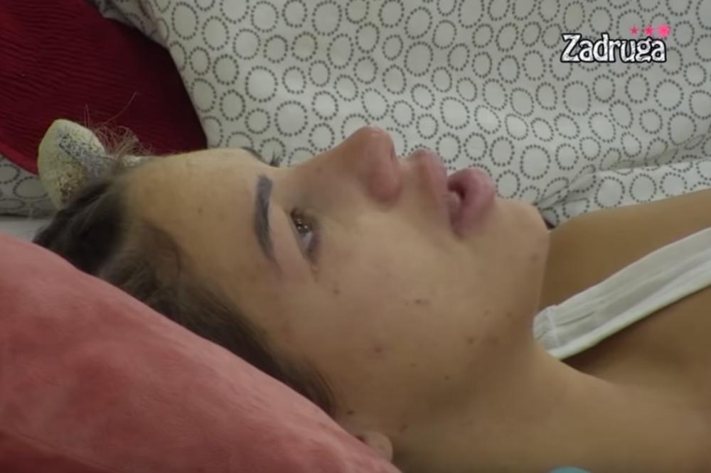 IVA GRGURIĆ POKAZALA MEĐUNOŽJE U ZADRUZI: Uletela u Karićev krevet PIJANA KO LETVA i raširila noge da se SVE VIDI!