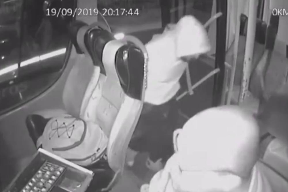 U AUTOBUS JE UŠAO MUŠKARAC SA KAPULJAČOM: Vozač nije video šta mu radi iza leđa! Završilo se KRVAVO (VIDEO)