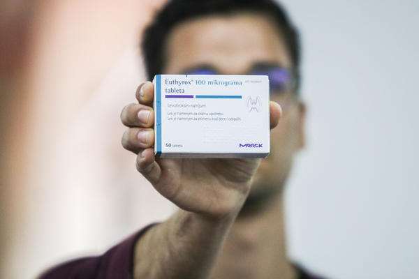 PACIJENTI SA POREMEĆAJEM ŠTITNOM ŽLEZDE OSTALI BEZ LEKA! Nestašica je svuda, ima li ovde MESTA PANICI? (FOTO)