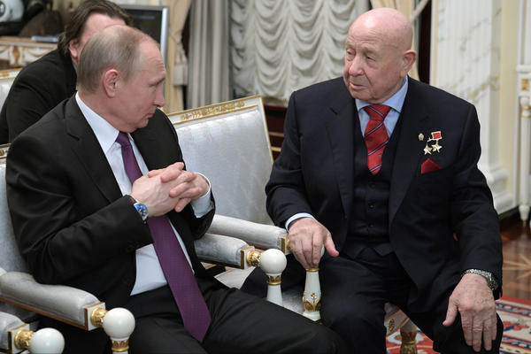 UMRO PRVI ČOVEK KOJI JE BORAVIO U OTVORENOM SVEMIRU: Rusi se opraštaju od HRABROG KOSMONAUTA