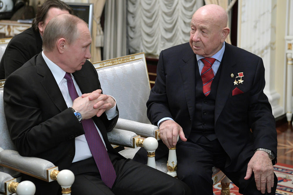 UMRO PRVI ČOVEK KOJI JE BORAVIO U OTVORENOM SVEMIRU: Rusi se opraštaju od HRABROG KOSMONAUTA