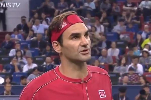 FEDERER KAKVOG NIKAD NISTE VIDELI: Grunuo lopticu u tribine, pa počeo da besni na sudiju!