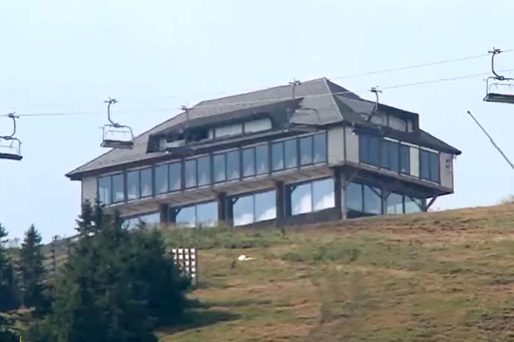 DVE GODINE JE ON SPORAN! Gazdarica sama ruši DIVLJI objekat na Pančićevom vrhu na Kopaoniku