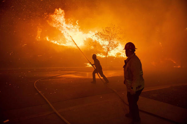 VELIKI POŽAR U CENTRU INĐIJE: Vatra progutala OVO, vatrogasci se borili sa stihijom
