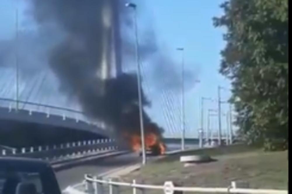 AUTOMOBIL GORI NA MOSTU NA ADI! Ne zna se ima li POVREĐENIH, ovaj jeziv snimak ŠIRI se internetom (VIDEO)
