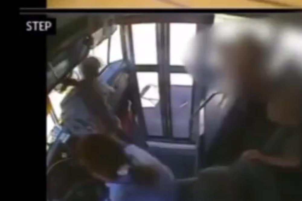 KAKO GA NIJE SRAMOTA? Pogledajte kako je BAHATI vozač autobusa UGROZIO đacima život!