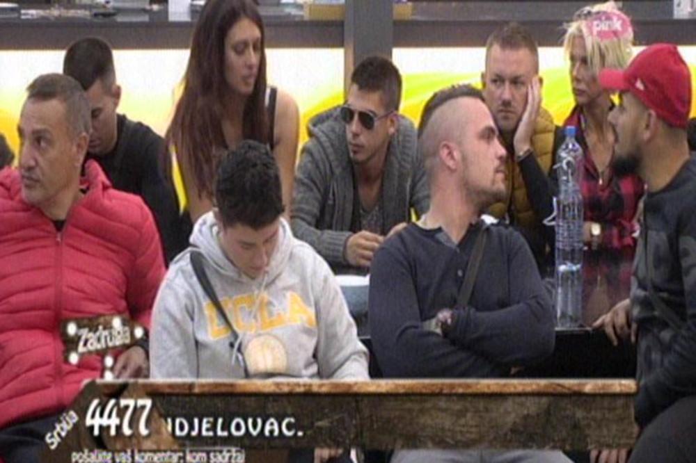 PRVO JE IZNEO DA SU ROMI, A ONDA NASTAVIO DA NAPADA: Bora Santana je OPSEDNUT Sarom i Filipom Reljićem?!