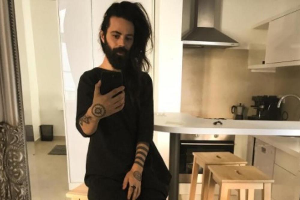 NIKO NE BI VEROVAO KAKO IZGLEDA! Pevač BEZ ODEĆE preplanuo na JAHTI: A DETALJ NA NOGAMA TEK INTRIGIRA (FOTO)