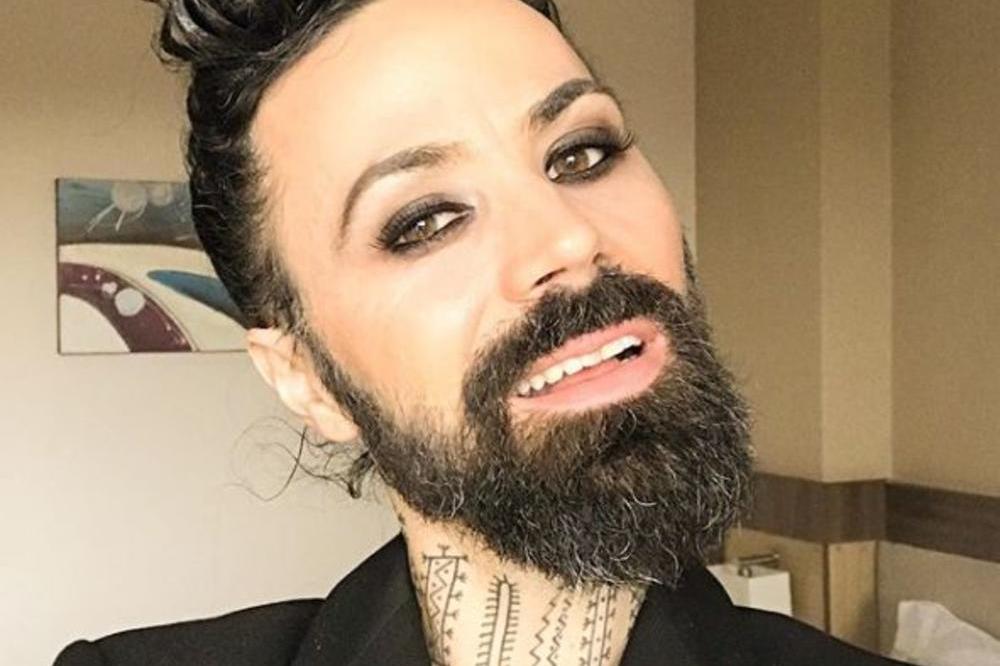 KADA VIDITE OVU FOTOGRAFIJU PRENERAZIĆE VAS DA JE NA NJOJ BOŽO VREĆO: Ekscentrični umetnik ovako je izgledao ranije