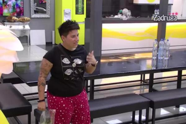 MATORA GA JE VIDELA, PA SE ZAPREPASTILA: Ovaj zadrugar ima NAJVEĆI PONOS! Da li pogađate KO JE?! (VIDEO)