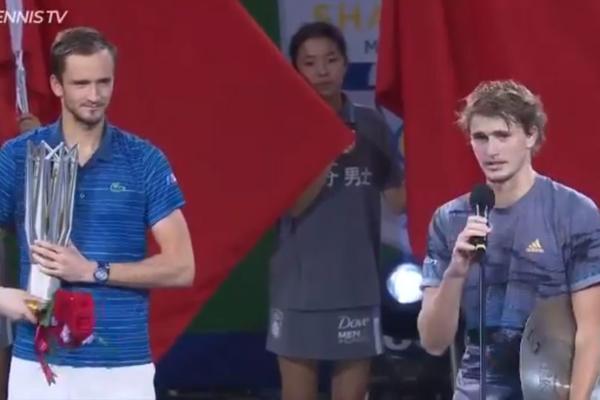 ZVEREV IZGUBIO, PA UVREDIO NOVAKA: Na dodeli pehara rekao nešto zbog čega Đokovićevi navijači besne!