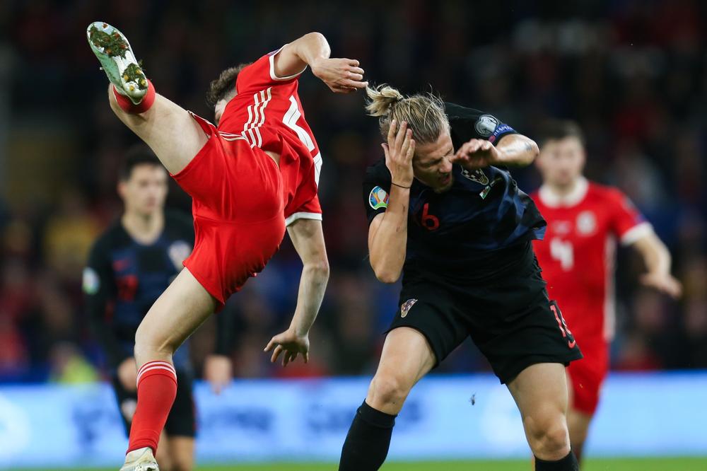 LEŽAO U NESVESTI 3 MINUTA: Stravičan sudar glavama Vide i Džejmsa! Trenutak kada je ceo stadion zaćutao!