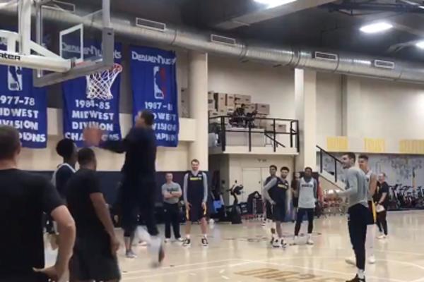 JOKIĆEVA PARODIJA NA ZAKUCAVANJA: Igrači Denvera plakali od smeha kada su videli šta je uradio!