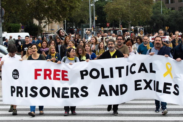 ŠPANIJA IZREKLA DRAKONSKE KAZNE UHAPŠENIM KATALONCIMA! Narod izašao na ulice, Barselona GORI (VIDEO)