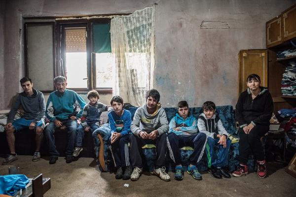 ŠESTORO BRAĆE OSTALO BEZ SESTRE MILICE! Porodica Bogdan je preživela tragediju, a sad im se kuća RUŠI! (FOTO)