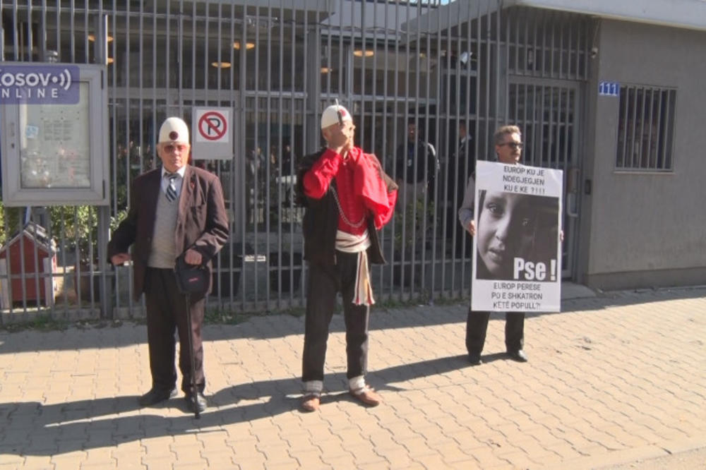 ALBANSKA POLICIJA ODBRANILA HANDKEA: Rastureni PROTESTI u PRIŠTINI protiv austrijskog NOBELOVCA (VIDEO)