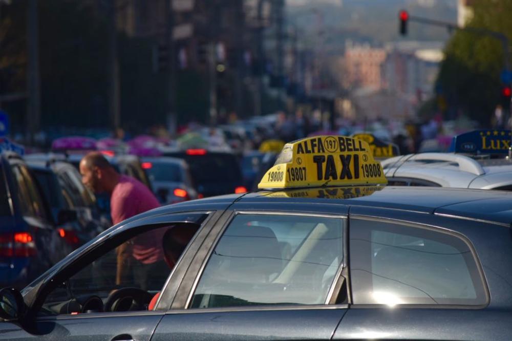PAŽNJA, AKO VAM POKAŽU OVO, ZNAĆETE DA NISU "DIVLJACI"! Obavezno tražite TAKSISTIMA KOD AERODROMA! (FOTO)