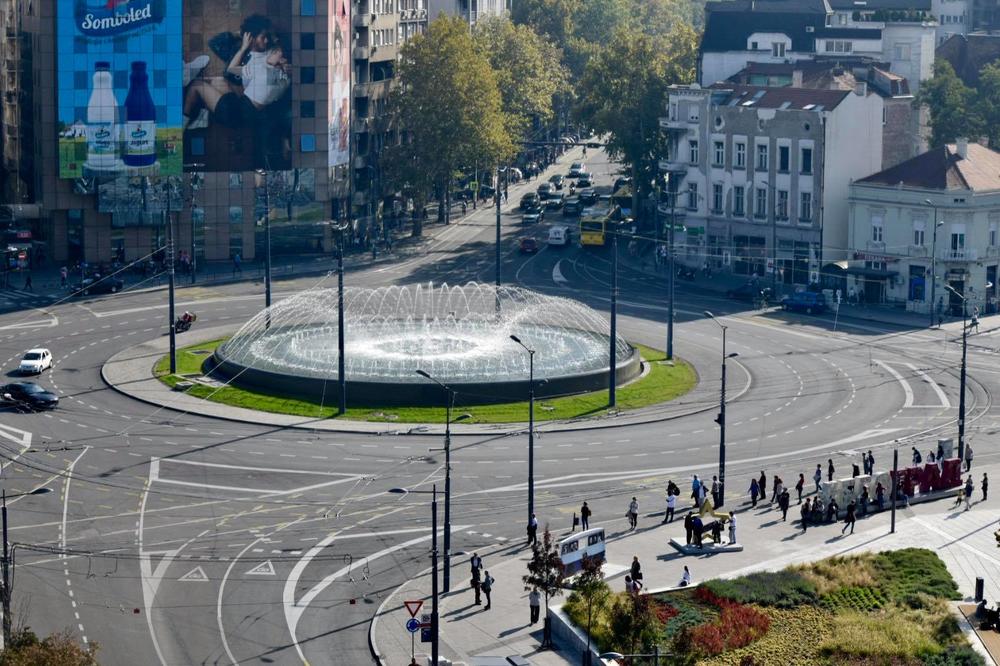 KROZ PROZOR AUTOMOBILA BACALI DROGU, A ONDA IM POLICIJA PROVALILA ŠTEK: Filmsko hapšenje dilera na Slaviji