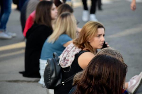 GRAĐANI U AGONIJI, SEDE PO TROTOARIMA: Svi jedva čekaju da se raščisti gužva posle PROTESTA TAKSISTA! (VIDEO)