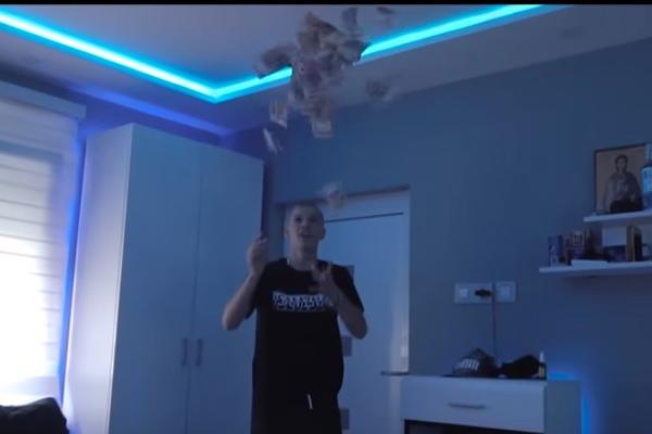 RAZBACUJE SE NOVCEM, BACA NOVI MODEL AJFONA I REPUJE: Novi spot srpskog jutjubera Janka iznervirao je mnoge (VIDEO)