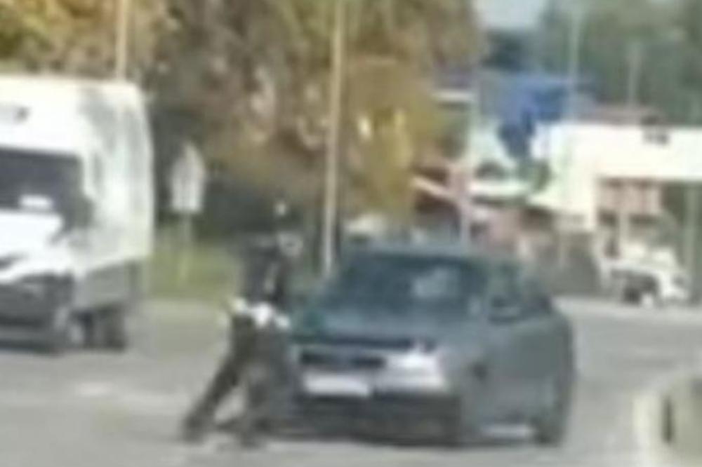 BOSANAC KOLIMA POKOSIO POLICAJCA! Kamere sve snimile, evo šta se desilo! (VIDEO)