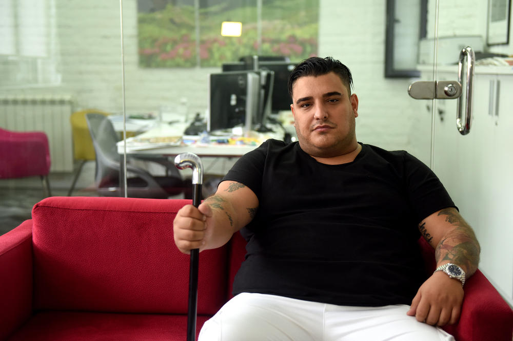 DARKO LAZIĆ PONIŽAVAO DEVOJKU NA NASTUPU: Ona ga je zagrlila, a onda je USLEDIO BLAM!