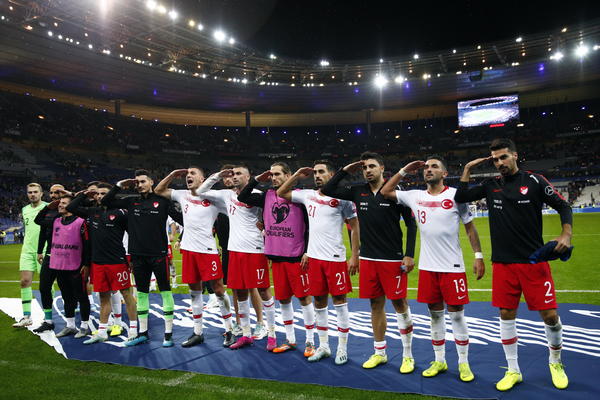 TURCI OPET SLAVILI RATNE ZLOČINE: Nova skandalozna proslava gola - ovog puta usred Pariza!