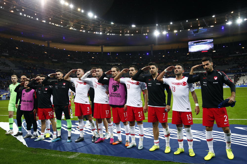 TURCI OPET SLAVILI RATNE ZLOČINE: Nova skandalozna proslava gola - ovog puta usred Pariza!