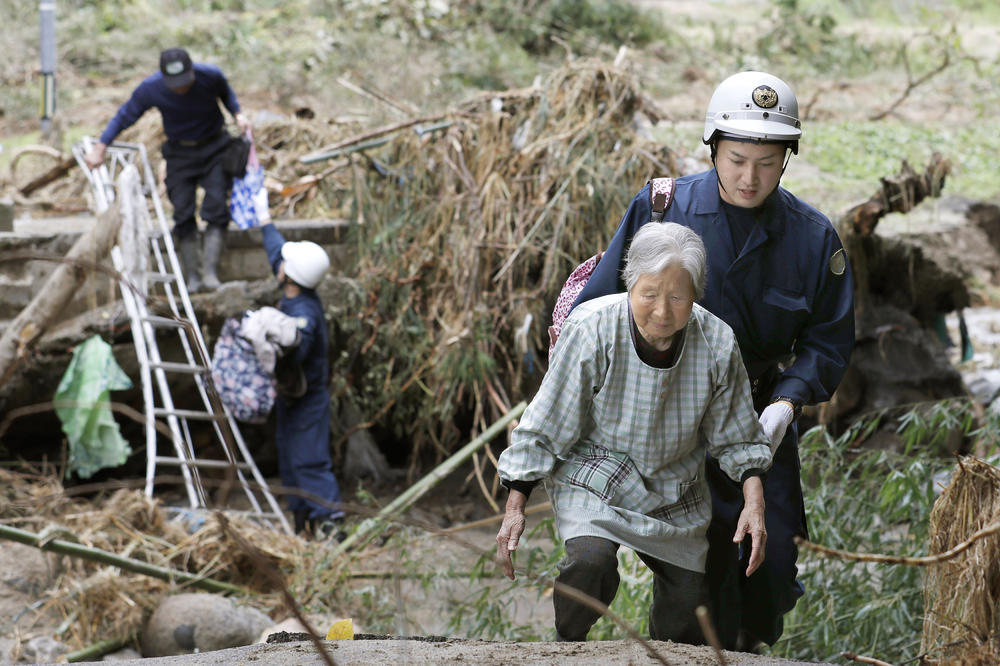 SRAMOTA VEKA U JAPANU: Zemlju pogodio SMRTONOSNI TAJFUN, a u skloništa nisu puštali BESKUĆNIKE!