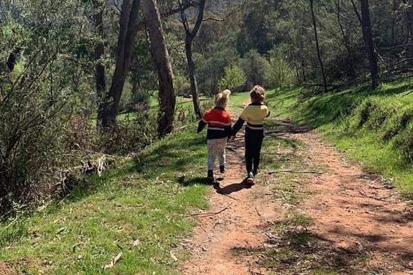 SLIKALA DECU U ŠETNJI, KADA JE KASNIJE POGLEDALA FOTKU PRETRNULA: Centrimenti su ih delili od SMRTI, da li vidite?